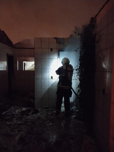Residência abandonada é atingida por incêndio no bairro São Francisco 