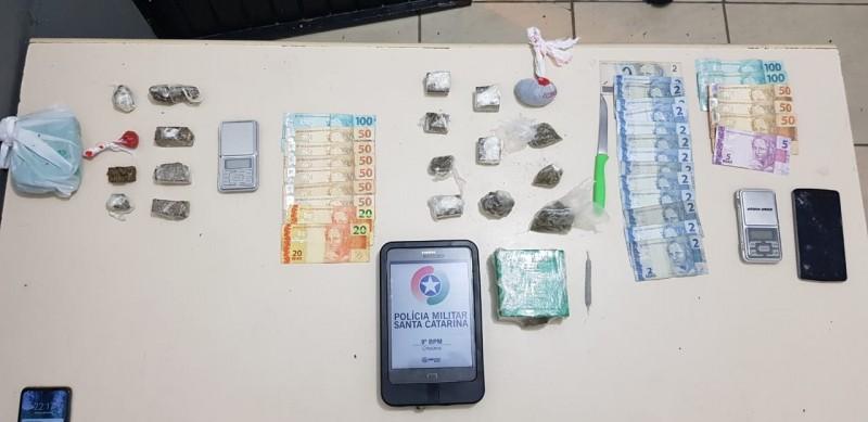 Dois homens são presos por tráfico de drogas no bairro Próspera em Criciúma 
