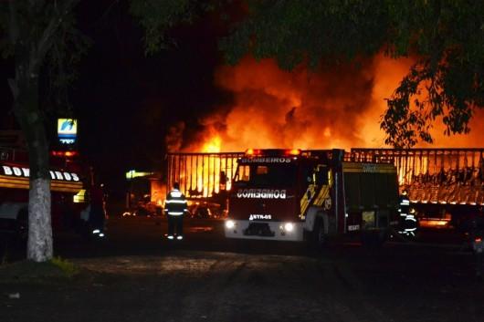 Incêndio em dois caminhões bitrem mobiliza Corpo de Bombeiros da região