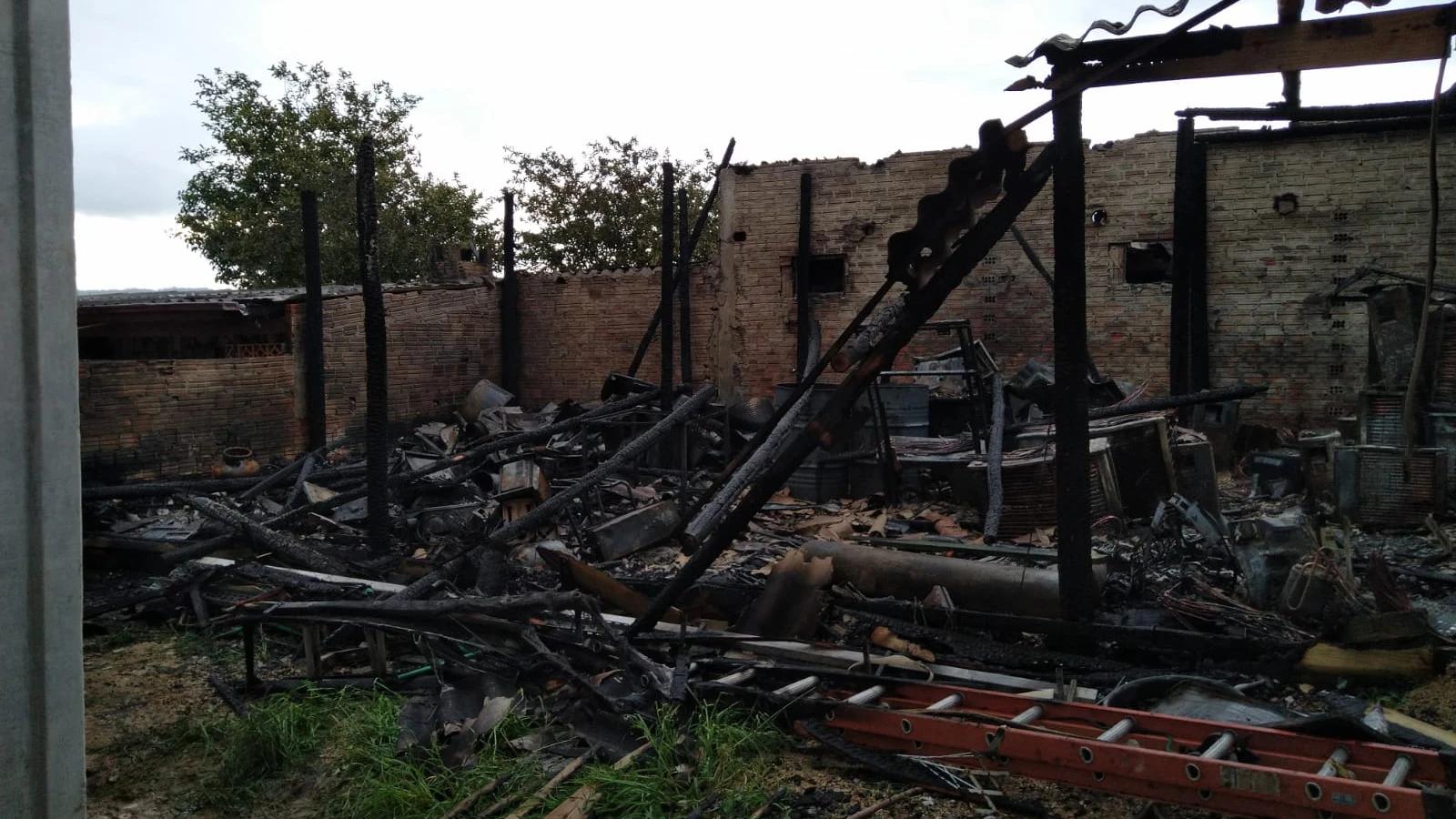 Criciúma: incêndio destrói estoque de empresa no bairro Vila Zuleima