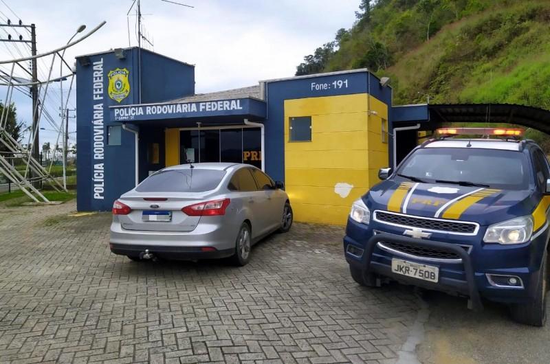 PRF prende na BR-101 homem procurado por tráfico de drogas 