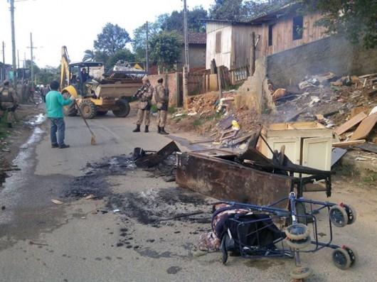 Moradores do Progresso fecham rua em protesto contra a rede de esgoto