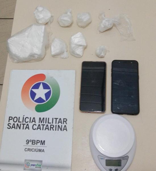 Com ajuda do cão farejador, PM encontra mais de 470 gramas de cocaína em Criciúma 