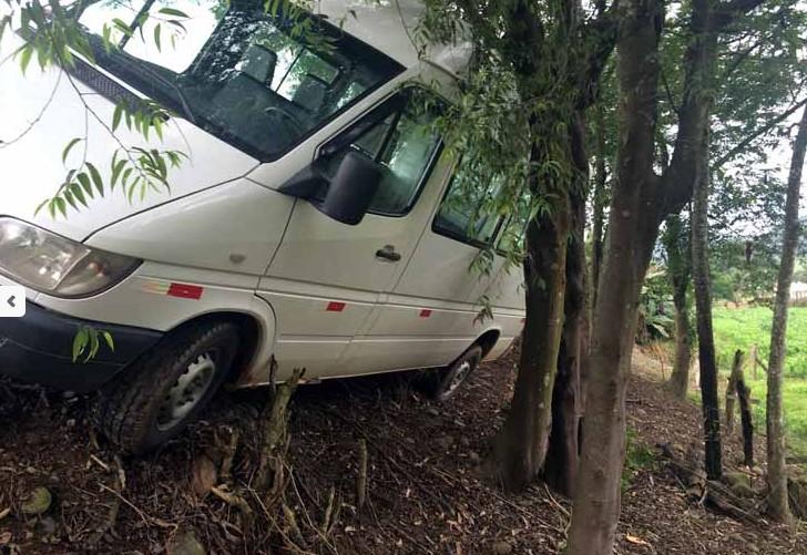 Após colidir em árvore, homens que furtaram van abandonam veículo