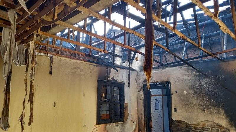 Telhado de casa é destruído por incêndio em Jaguaruna