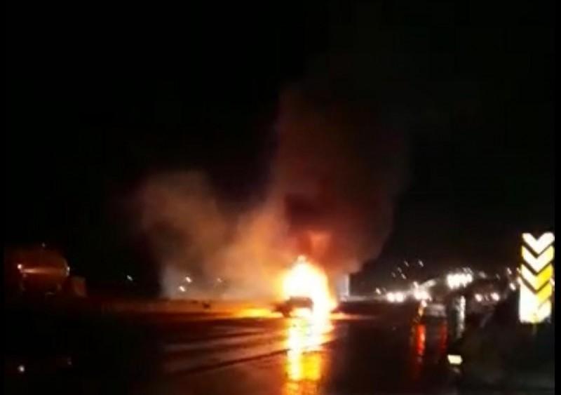 Carro pega fogo após colisão com carreta em Capivari de Baixo 