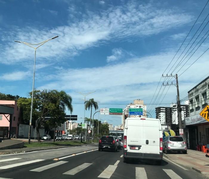 Semana inicia com altas temperaturas e previsão de chuva; feriadão será de sol no Sul catarinense