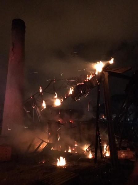 Incêndio destrói pavilhão de olaria em Morro da Fumaça