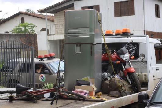 PM faz apreensões em casa usada para o tráfico de drogas