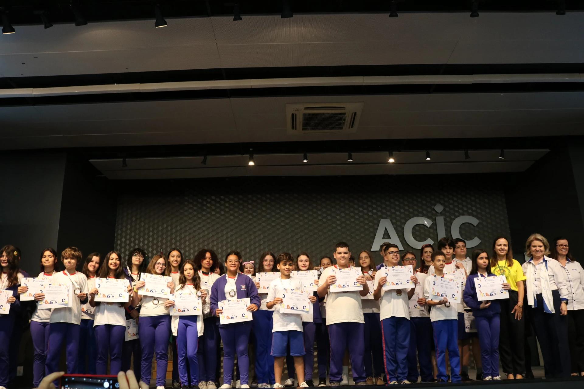 Medalhistas dos Prêmios Acic de Matemática e de Língua Portuguesa recebem premiações