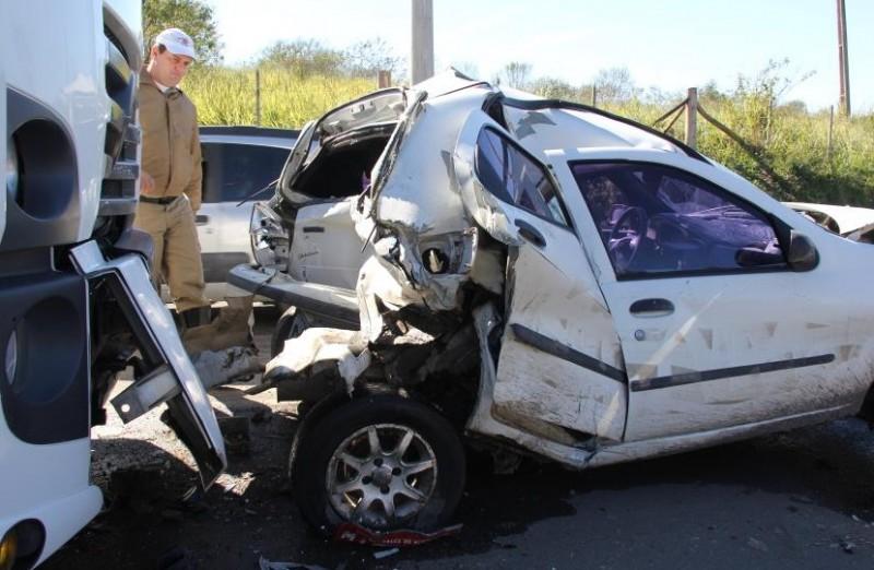 Engavetamento envolvendo caminhão deixa motorista ferido 