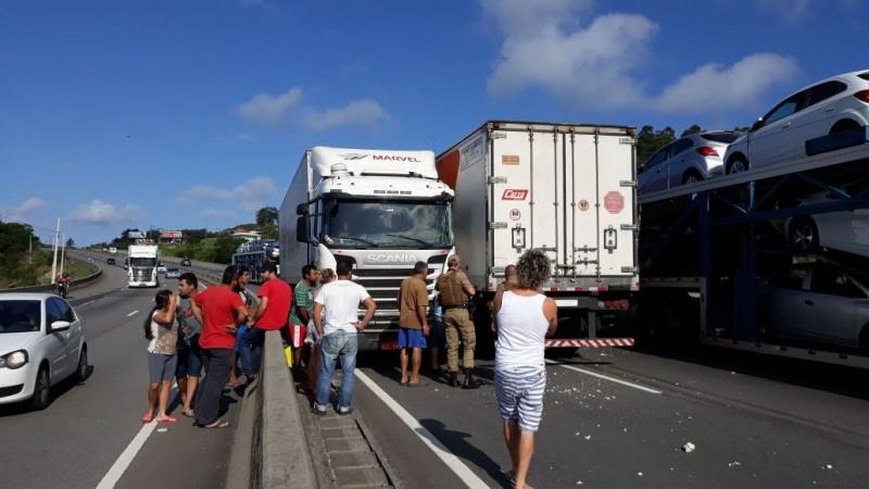 Carreta transita na contramão na ponte de Laguna