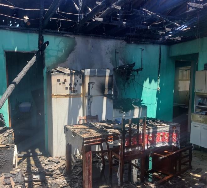Casa de alvenaria pega fogo em Araranguá