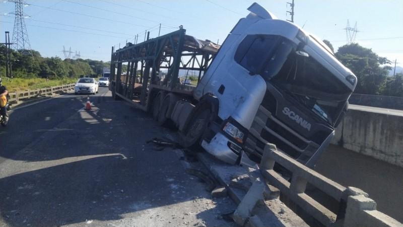 Acidente com carreta deixa trânsito em meia pista na BR-101, em Capivari de Baixo