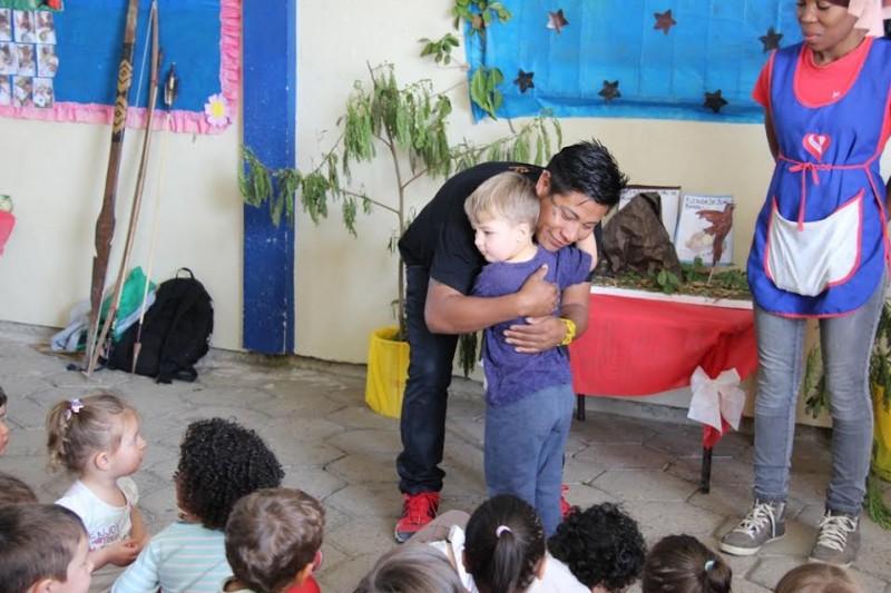 CEI Branca de Neve recebe visita de índio da Tribo Guarani
