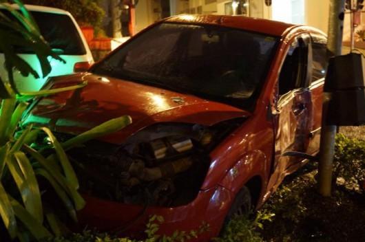 Carros colidem e vão parar sobre a calçada na região central de Criciúma 