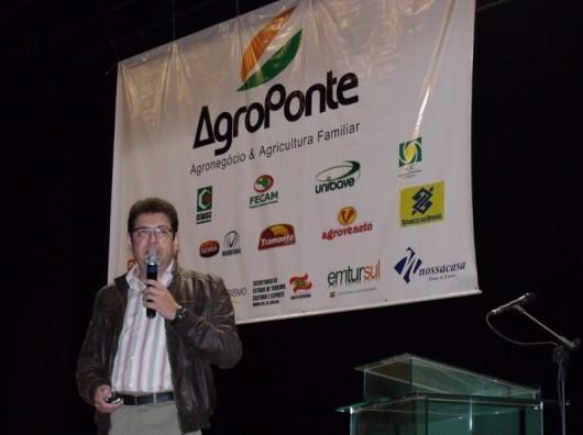 AgroPonte iniciou com seminário sobre avicultura