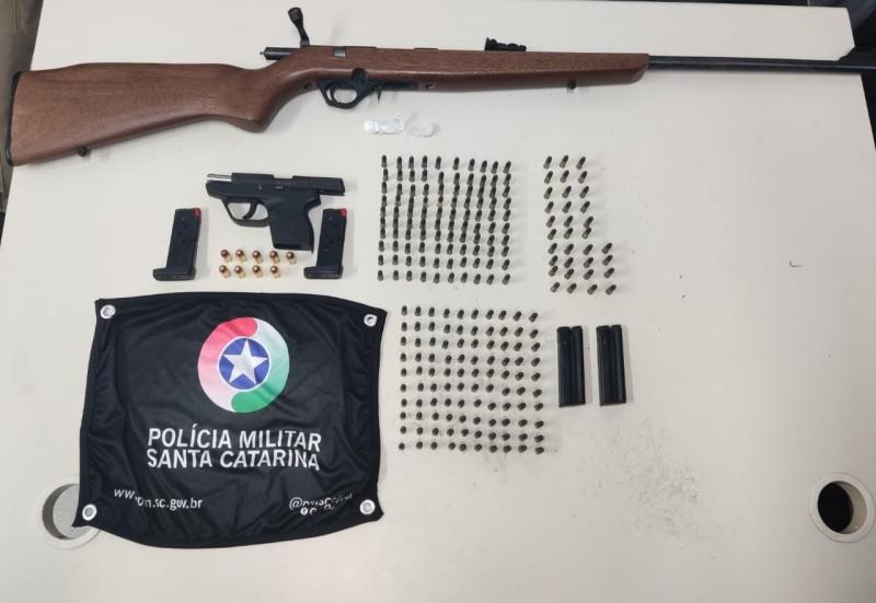 Motorista é preso com rifle, pistola e mais de 240 munições em Criciúma 