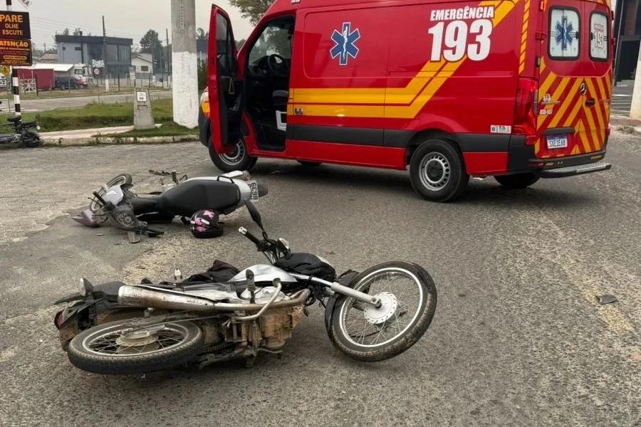 Idosa fica ferida após colisão entre motos