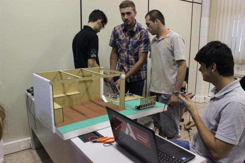 Alunos apresentam soluções para o dia a dia da indústria