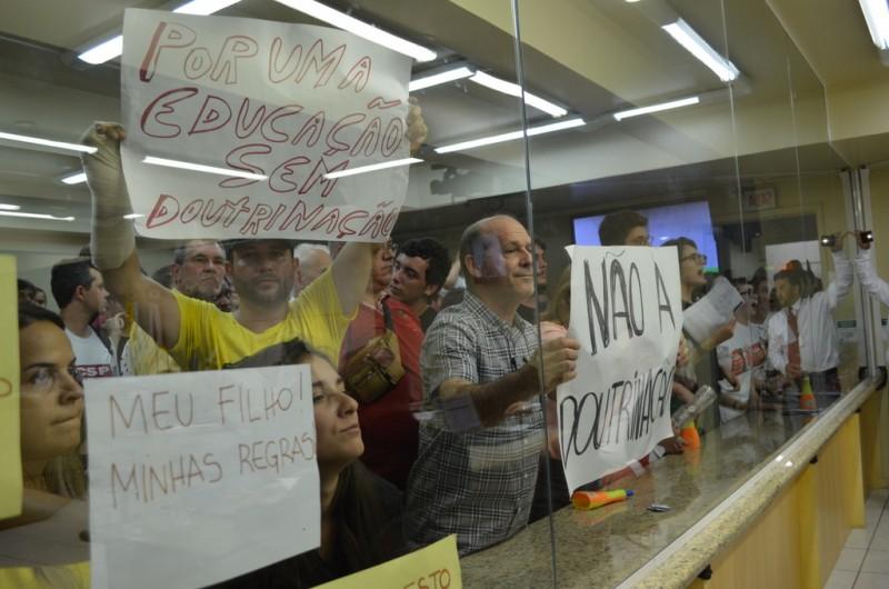 Votação do projeto Escola Sem Partido é adiada em meio a protestos