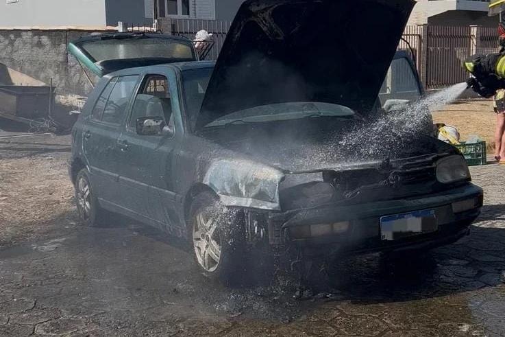 Carro é atingido por incêndio em Forquilhinha