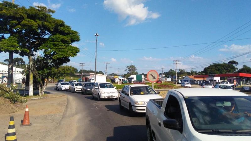 Revitalização na SC-445 gera filas e trânsito lento na região