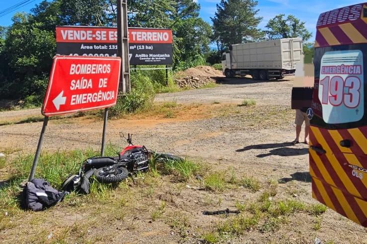 Motociclista colide em placa de trânsito na rodovia SC-108