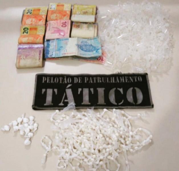 Polícia Militar apreende mais de 450 gramas de crack e R$ 748 com adolescente em Tubarão