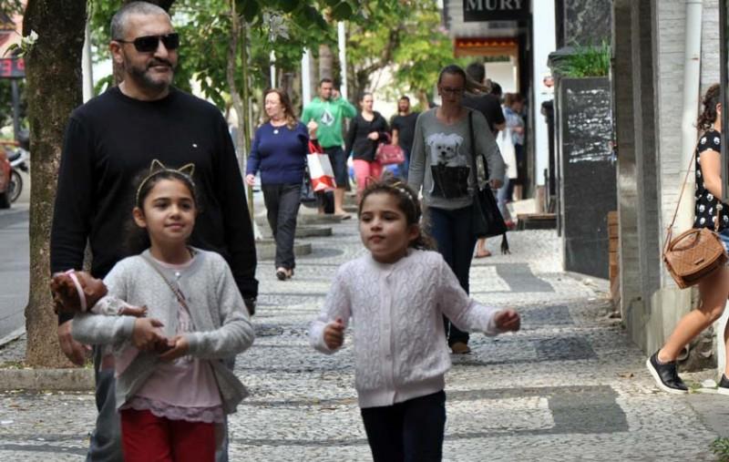 Sábado Total: pais são homenageados com música na praça