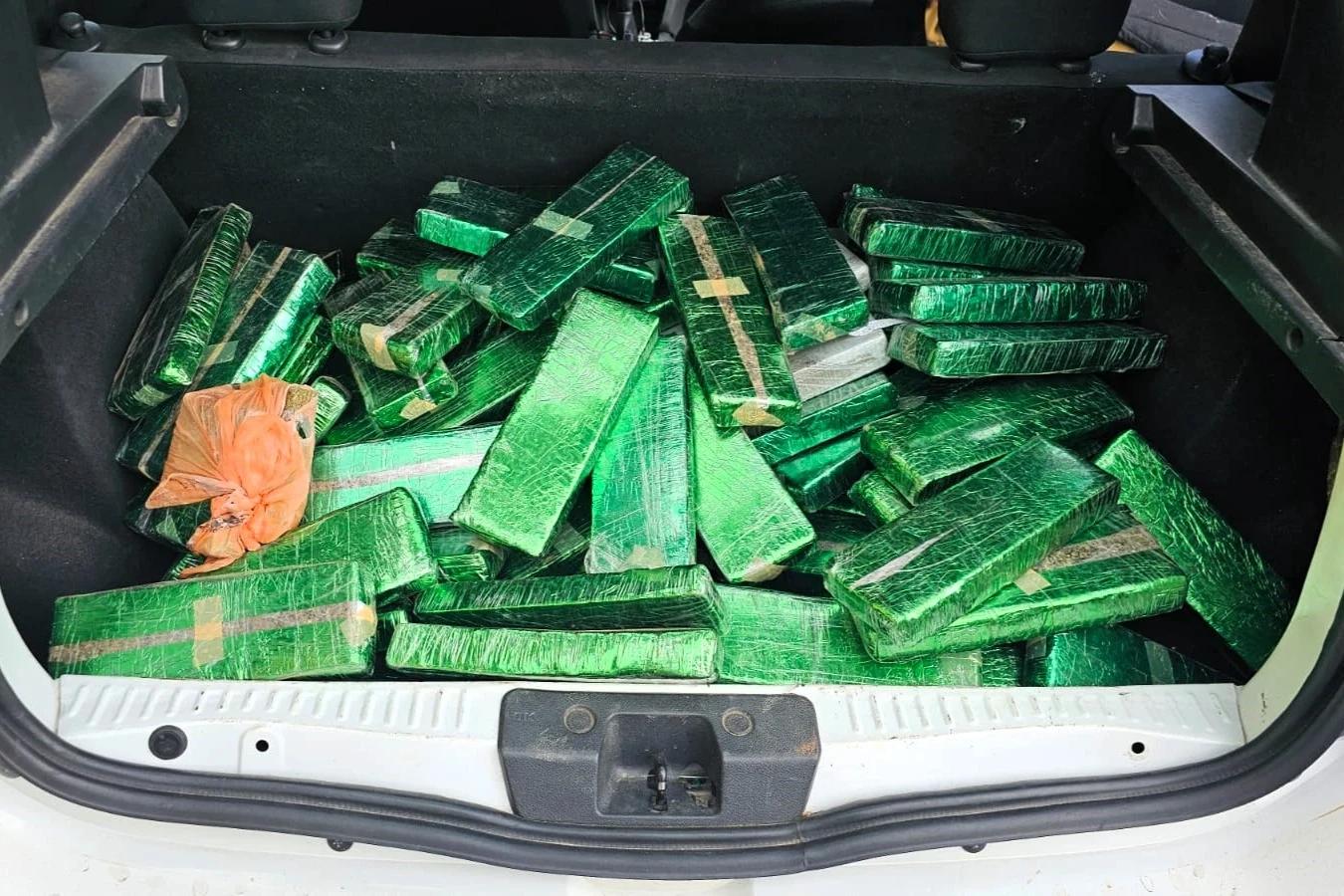 Vídeo: PRF encontra 134 quilos de maconha em carro com placas de Araranguá