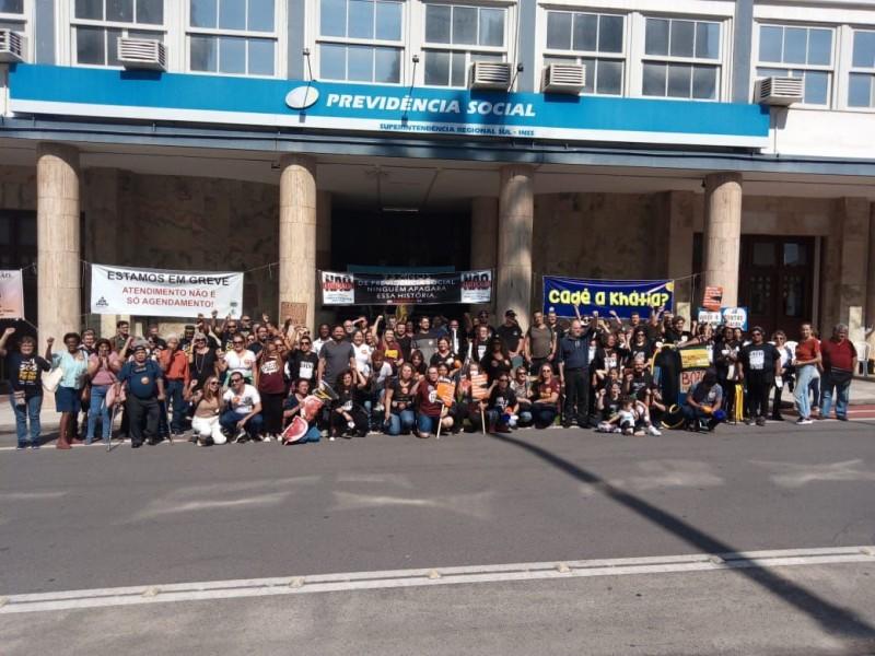 Em greve, servidores do INSS cobram reposição salarial e aumento do efetivo