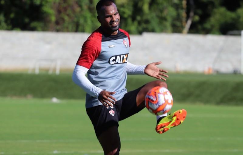 Tigre conversa com mais um patrocinador e dois jogadores