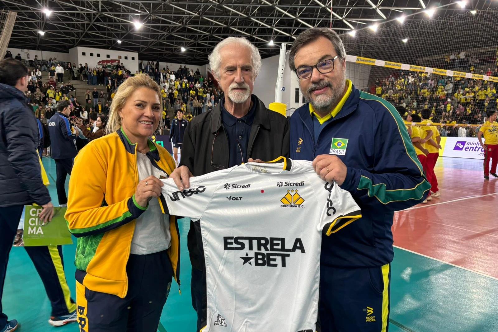 Criciúma presenteia técnicos de Brasil e Coreia do Sul após amistoso internacional