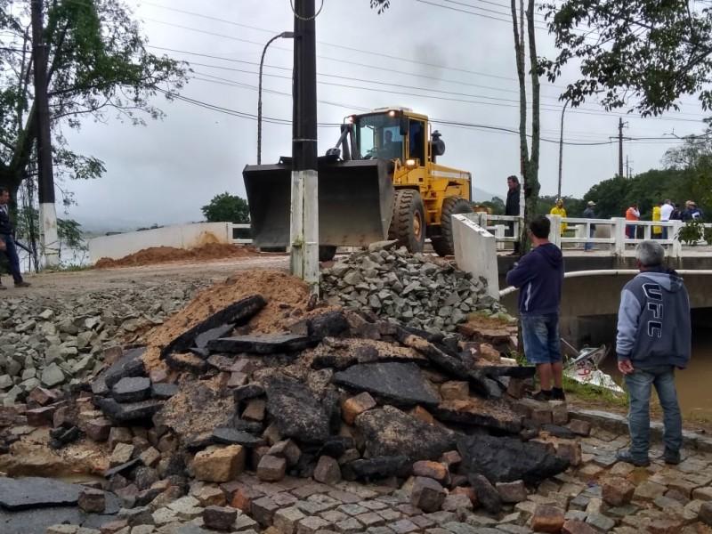 Principal via de Jaguaruna liberada para tráfego de veículos leves e pesados