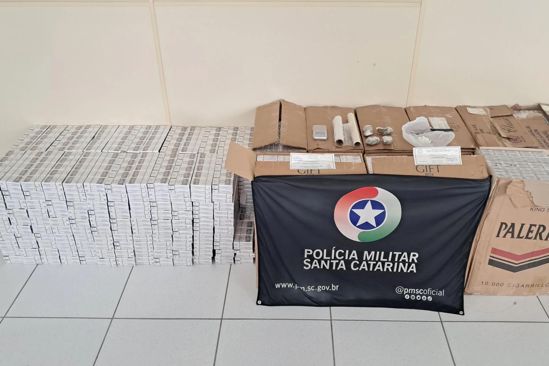 Ação policial resulta em prisão de mulher e apreende 700 maços de cigarros contrabandeados em Criciúma