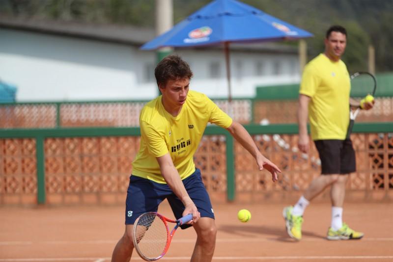 Jovens atletas treinam com o Time Brasil na semana de preparação para a Copa Davis