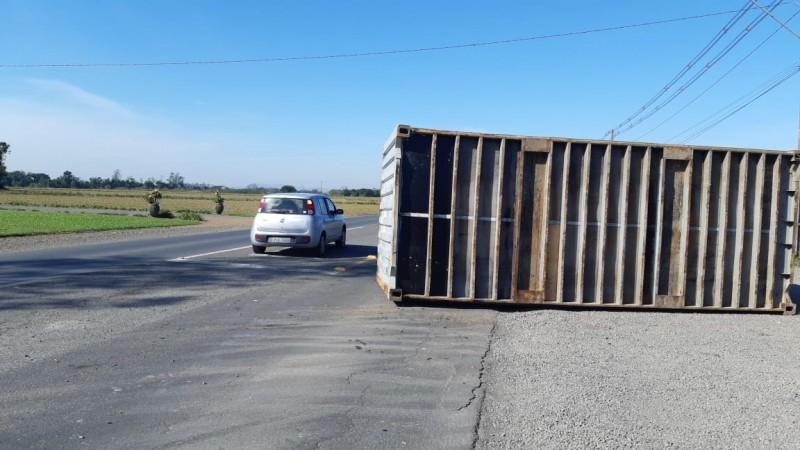 Container de 25 toneladas cai de caminhão na SC 447, no Meleiro