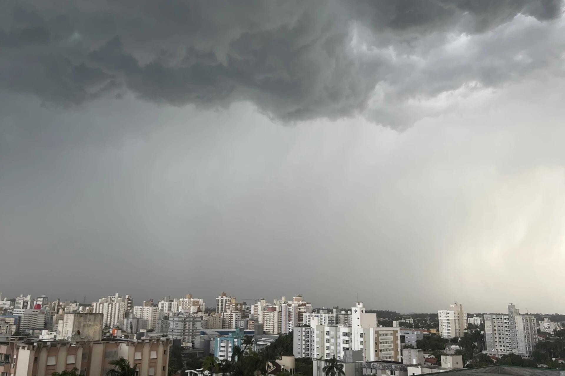Defesa Civil emite alerta para temporais e risco elevado de alagamentos em Santa Catarina