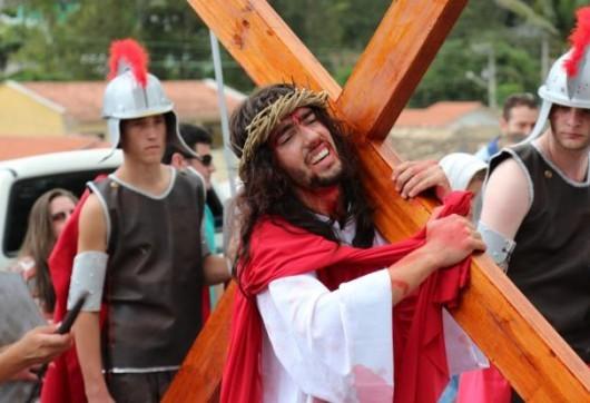 Paixão de Cristo emociona fiéis em Lauro Müller