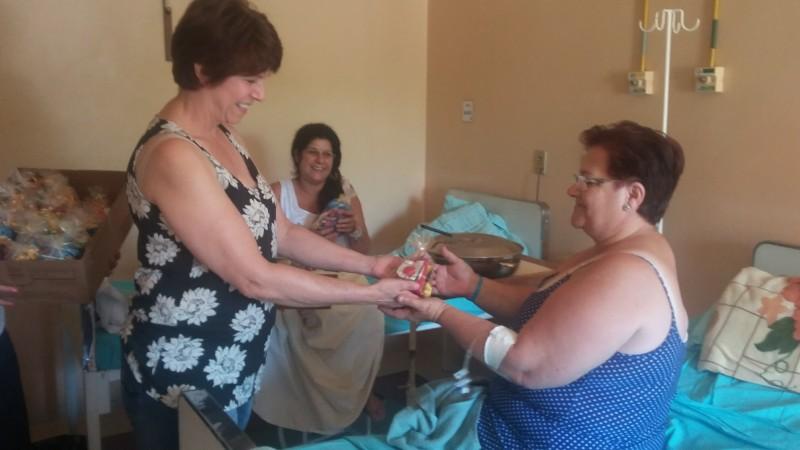 Voluntários levam carinho ao Hospital São Donato