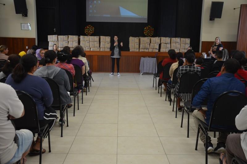 Famílias do Bairro da Juventude recebem cestas básicas