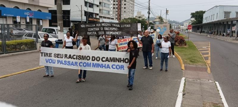 Manifestantes protestam após caso de violência e racismo