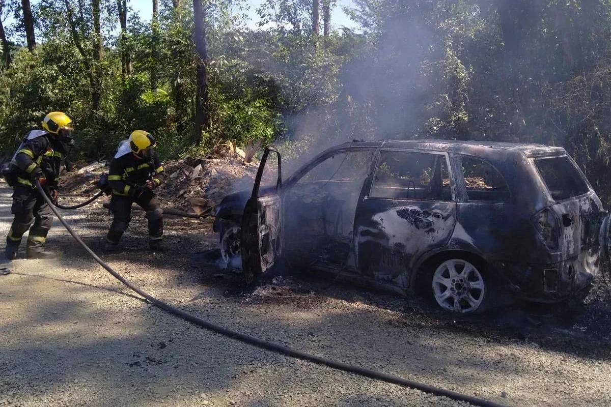 Criminosos levaram mais de R$170 mil  em assalto que terminou com veículo destruído por incêndio