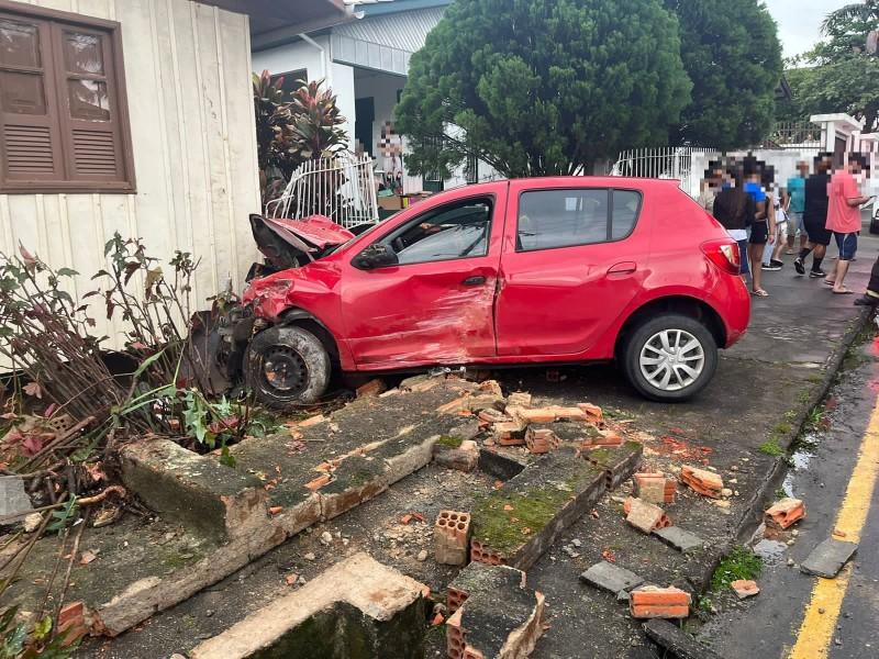 Criciúma: motorista passa mal e colide carro em residência no bairro Santo Antônio