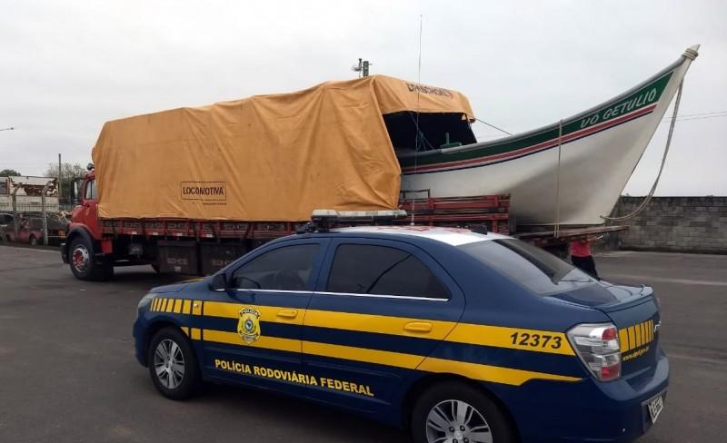 Barco transportado com nove pessoas dentro é flagrado em Araranguá