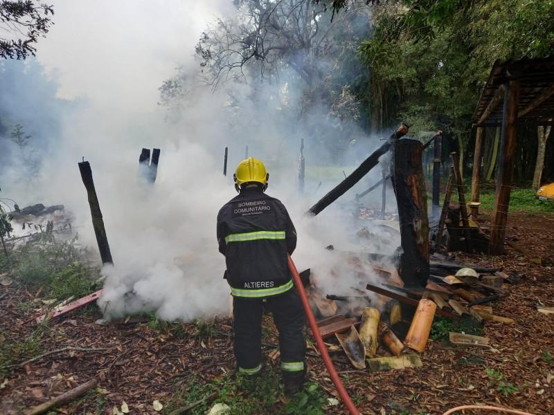 Incêndio destrói galpão em Içara; chamas iniciaram após proprietário colocar fogo em lixo