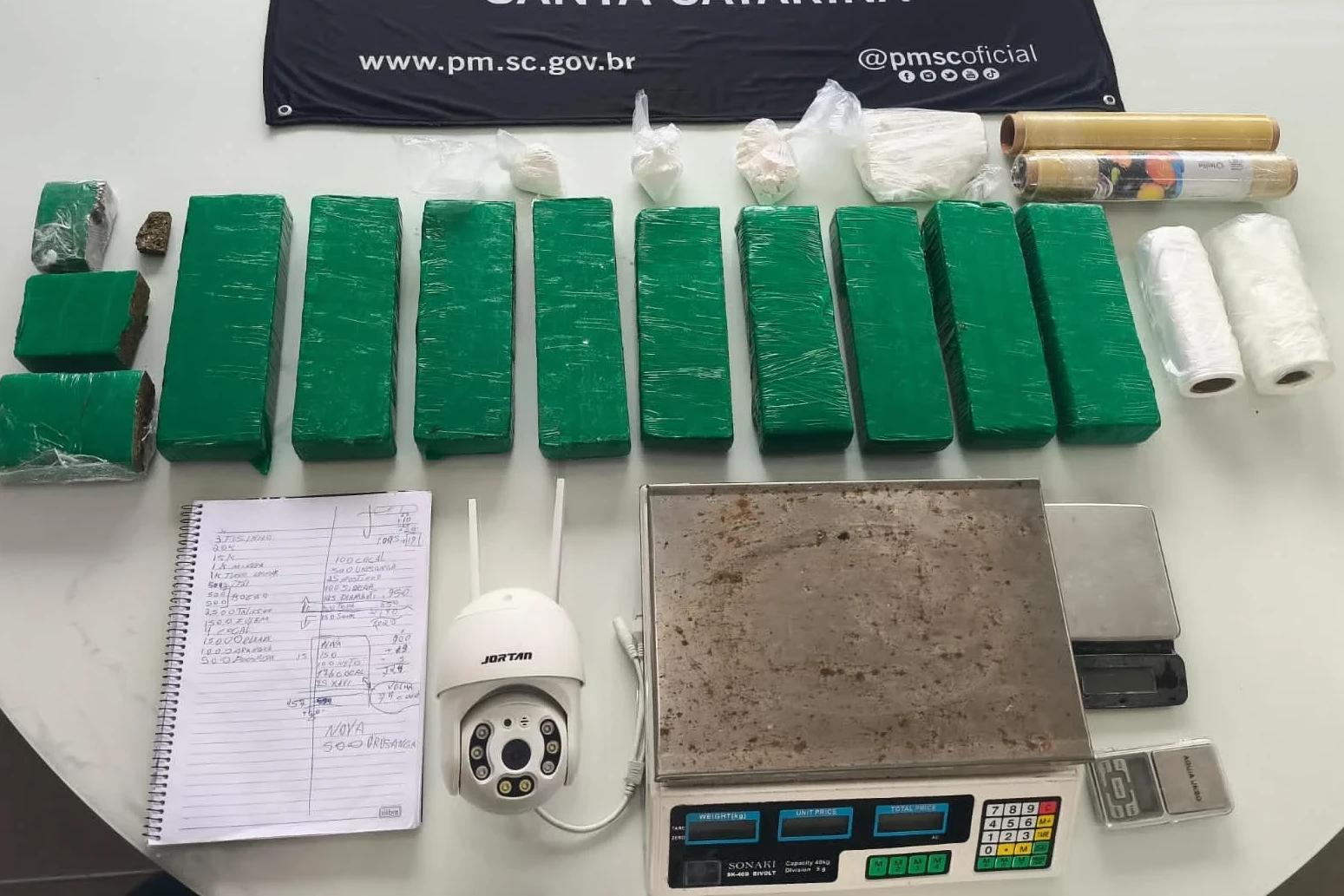 Polícia encontra esconderijo de drogas e apreende mais de sete quilos de maconha