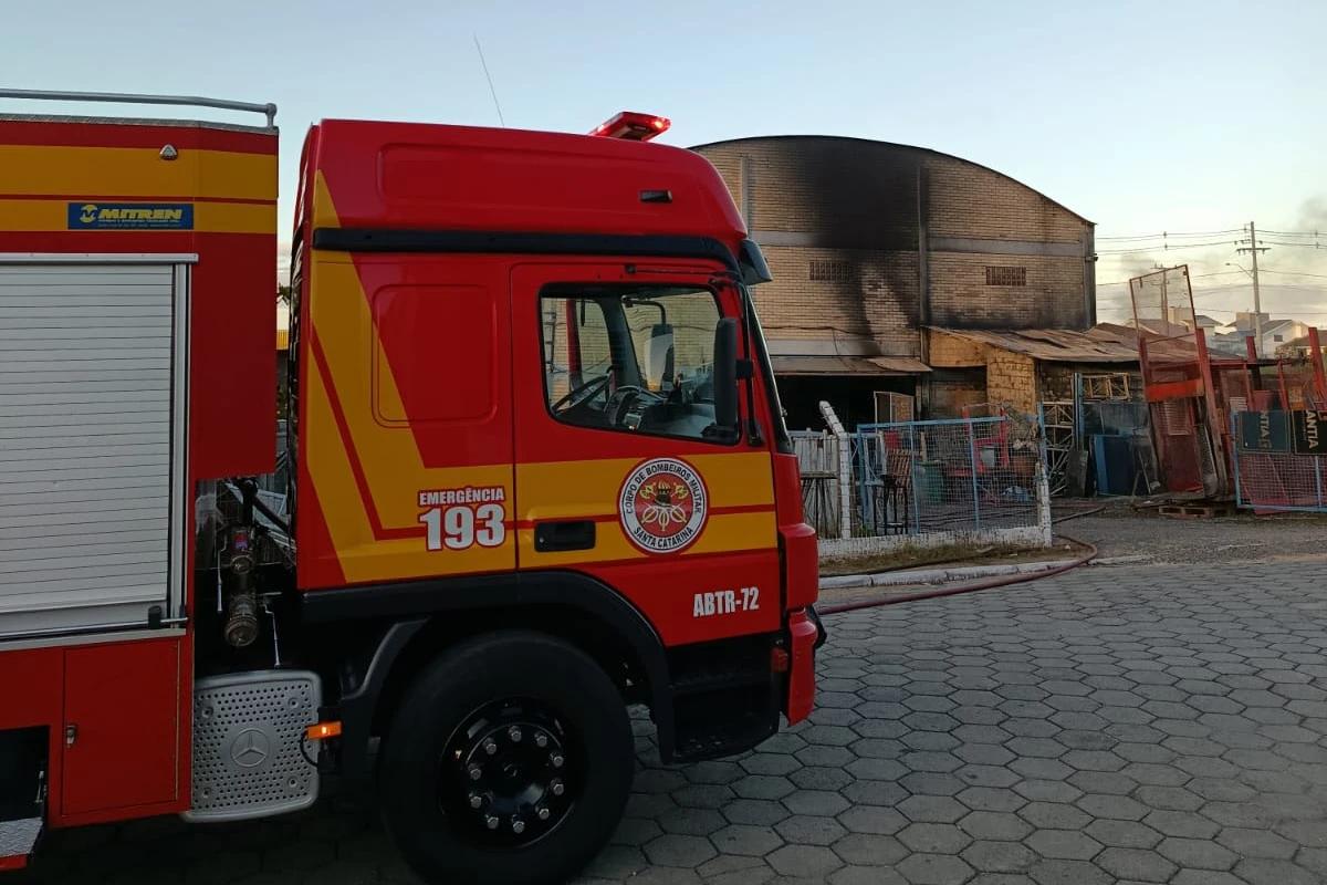Morro da Fumaça: incêndio danifica depósito e câmara de pintura de indústria
