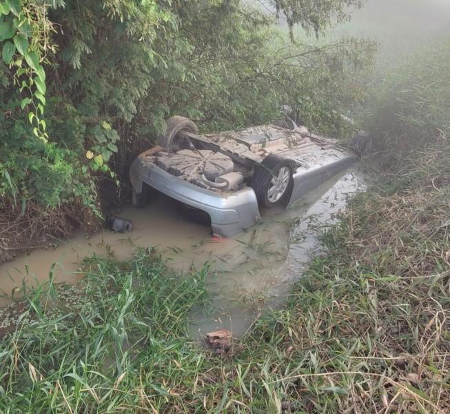 Morro da Fumaça: motorista é resgatado de carro capotado em valeta